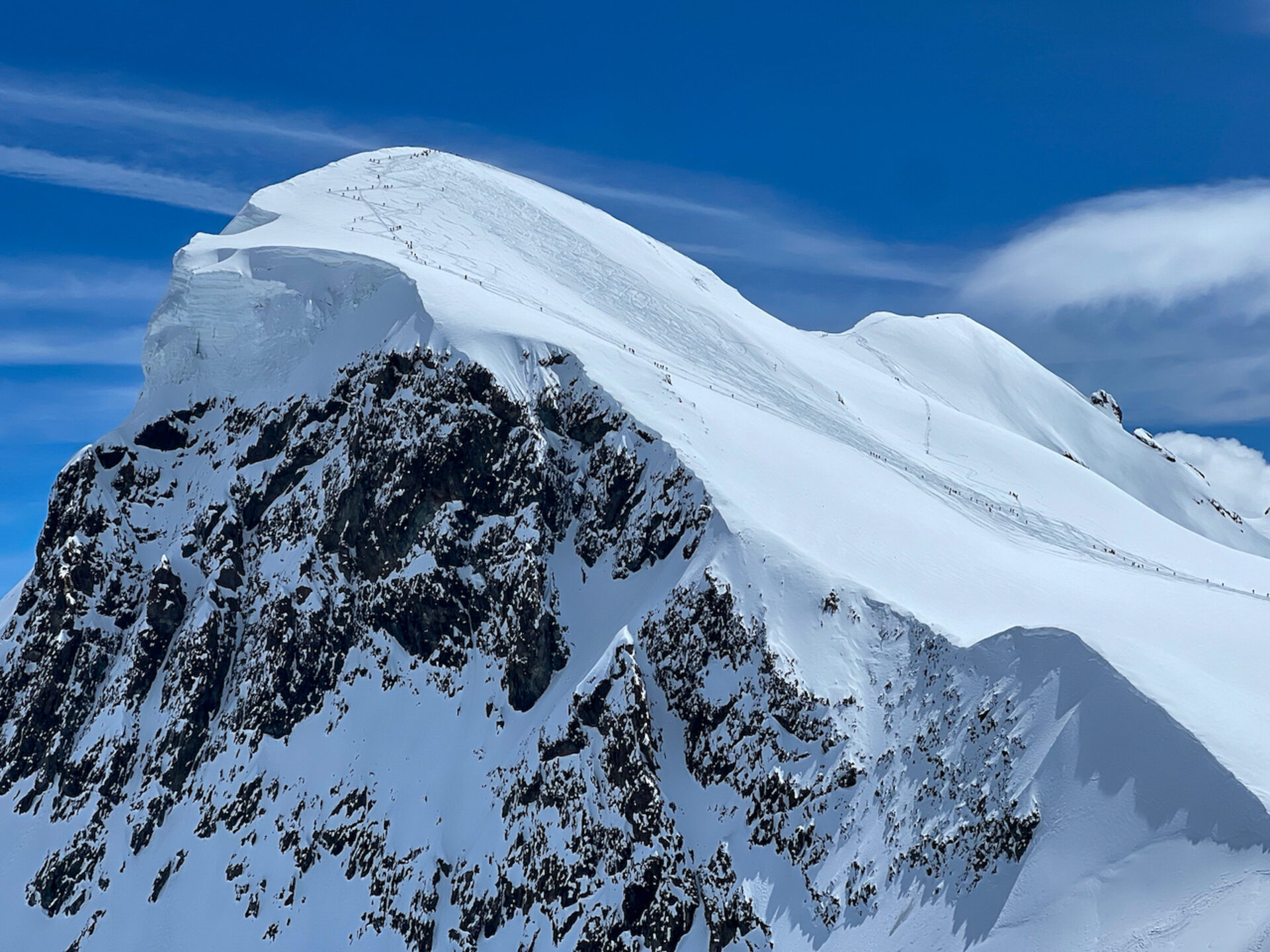 Das verschneite Breithorn mit Bergwanderern