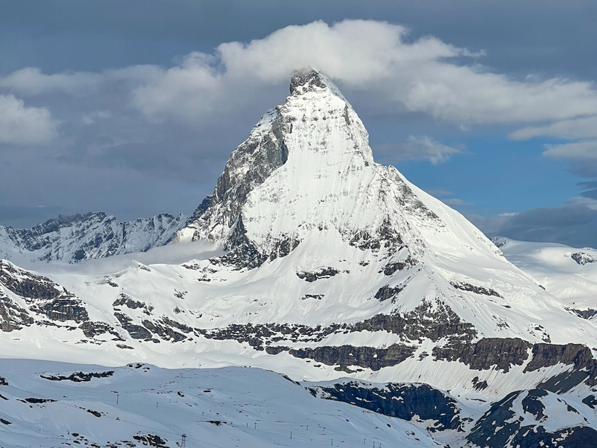 Blick aufs Matterhorn mit minamal wolkenverhangener Spitze