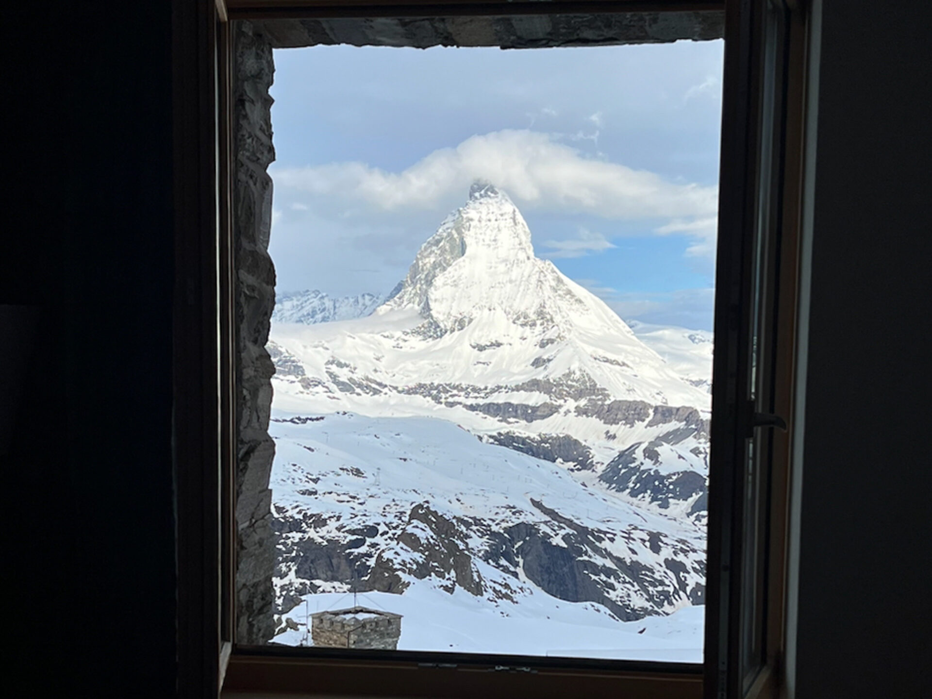 Blick aus dem Fenster des Kulmhotel auf dem Gornergrat auf das Matterhorn