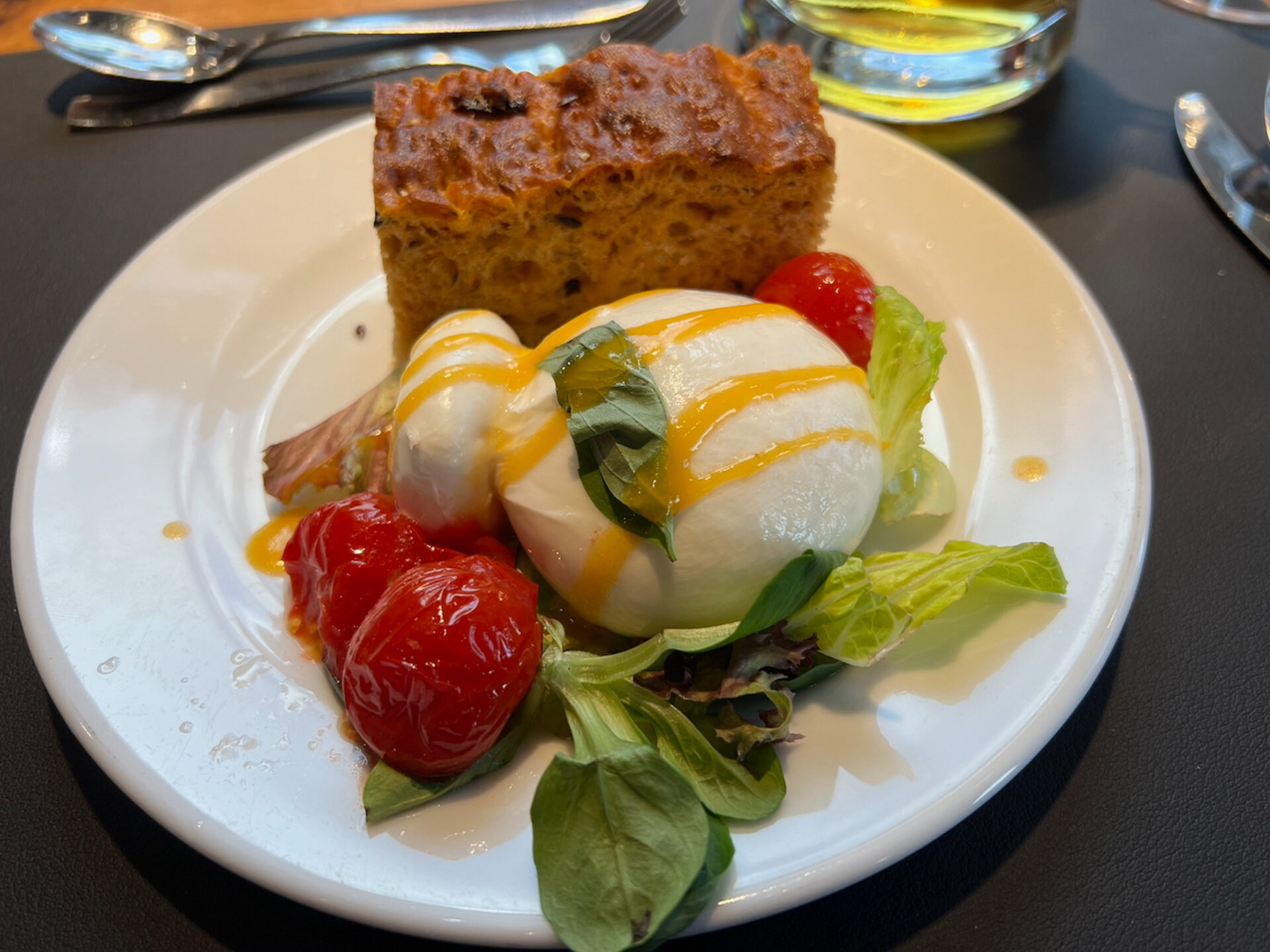 Burrata mit Foccacia zum Abendessen im Kulmhotel auf dem Gornergrat