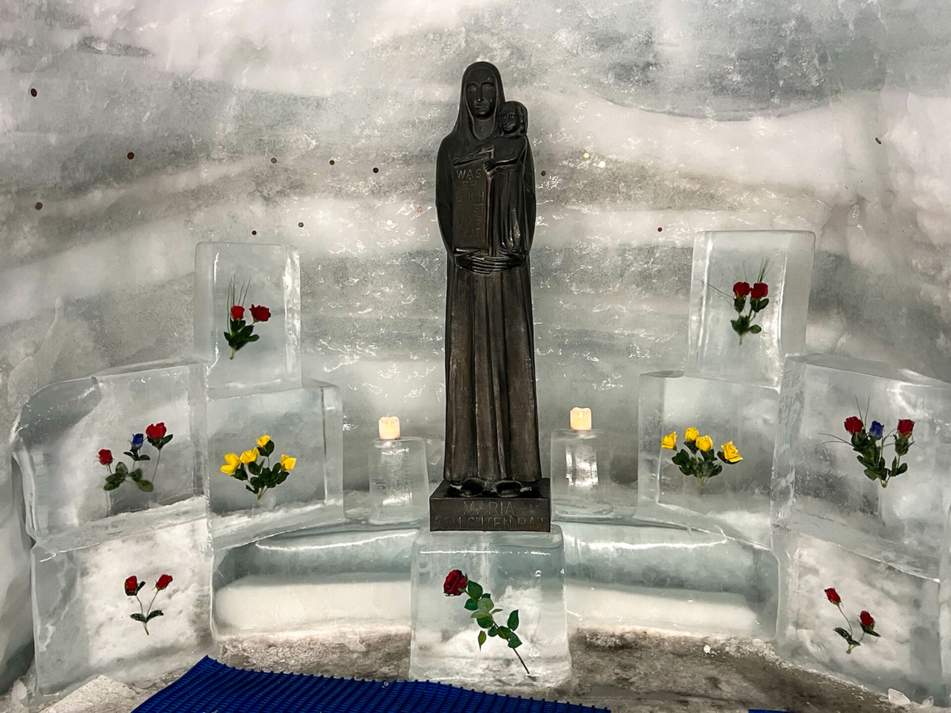 In Einblöcken eingefrorene Rosen mit einer Madonna in der Matterhorn Glacier World