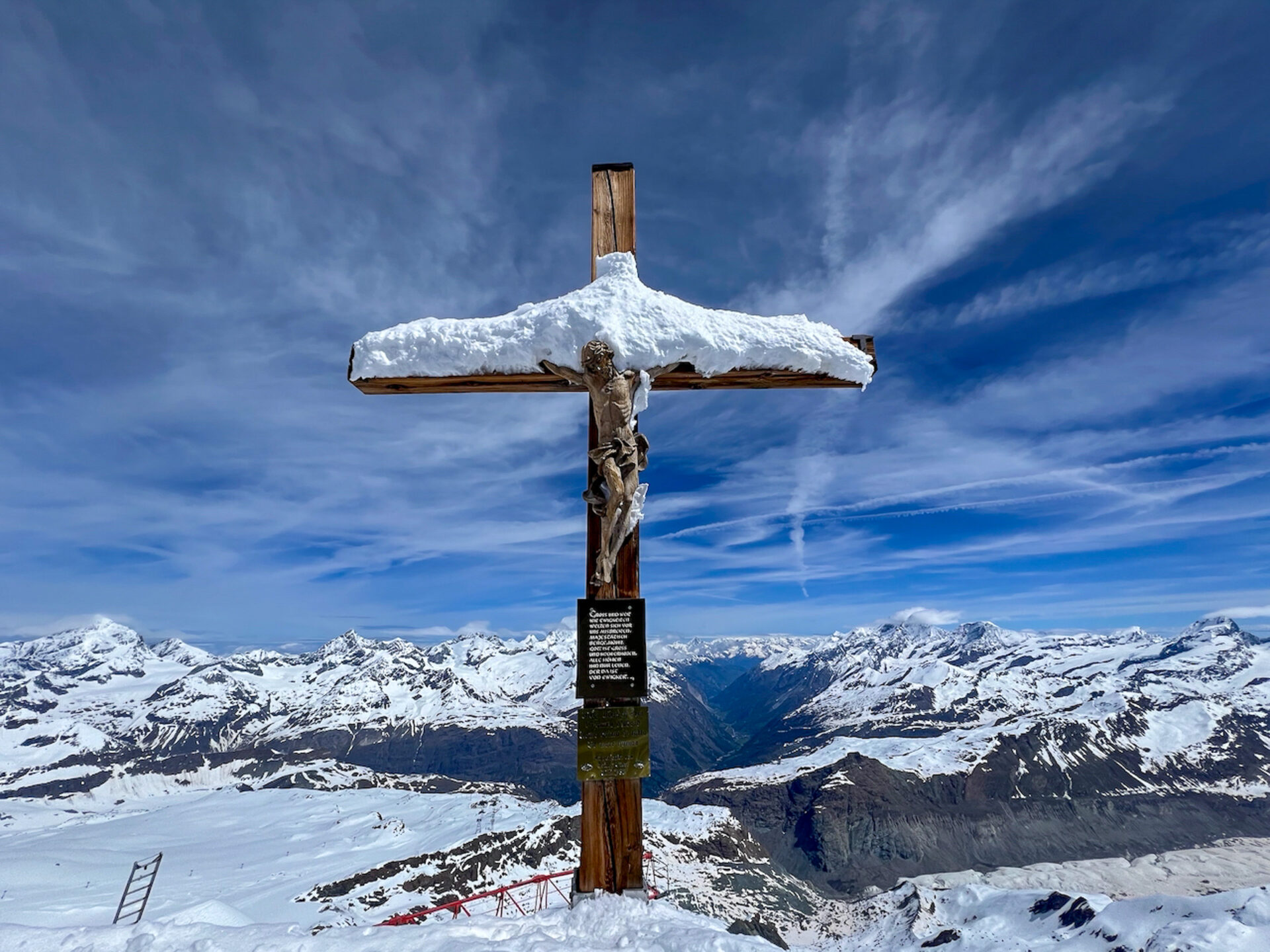 Verschneites Gipfelkreuz in der Matterhorn Glacier World