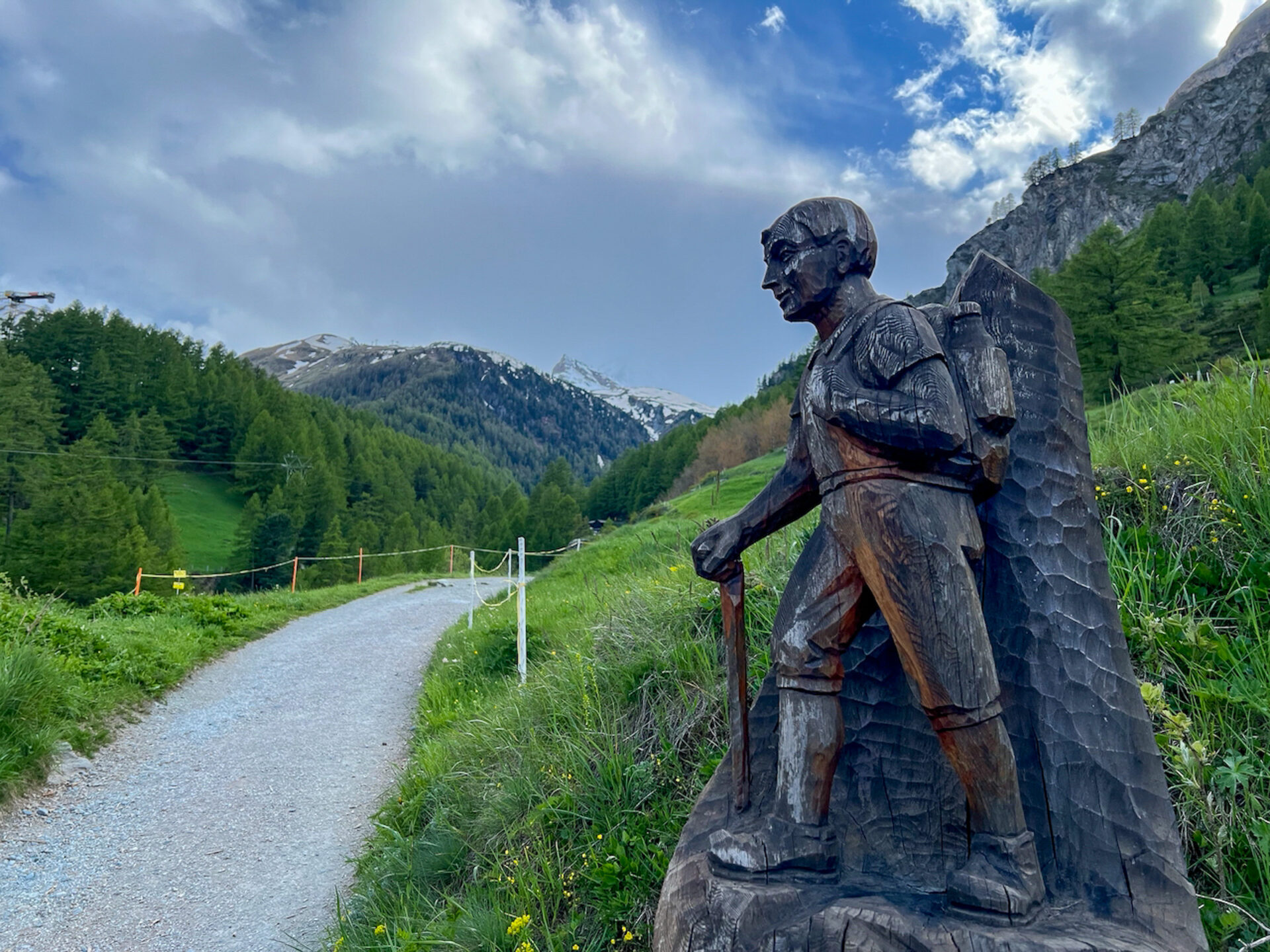 Holzstatue eines Wanderers bei Zermatt