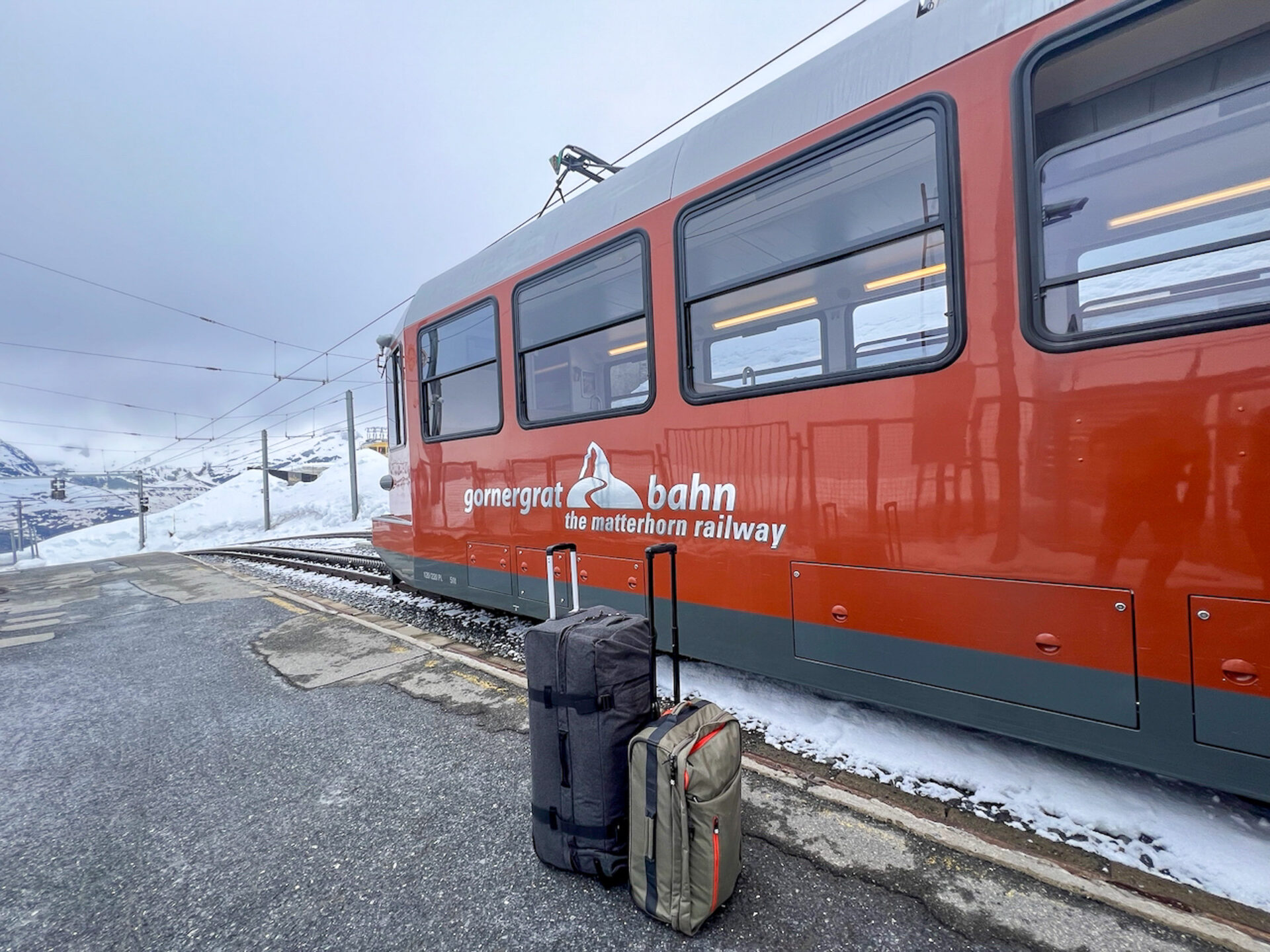 Koffer vor einem Waggon der Gornergratbahn