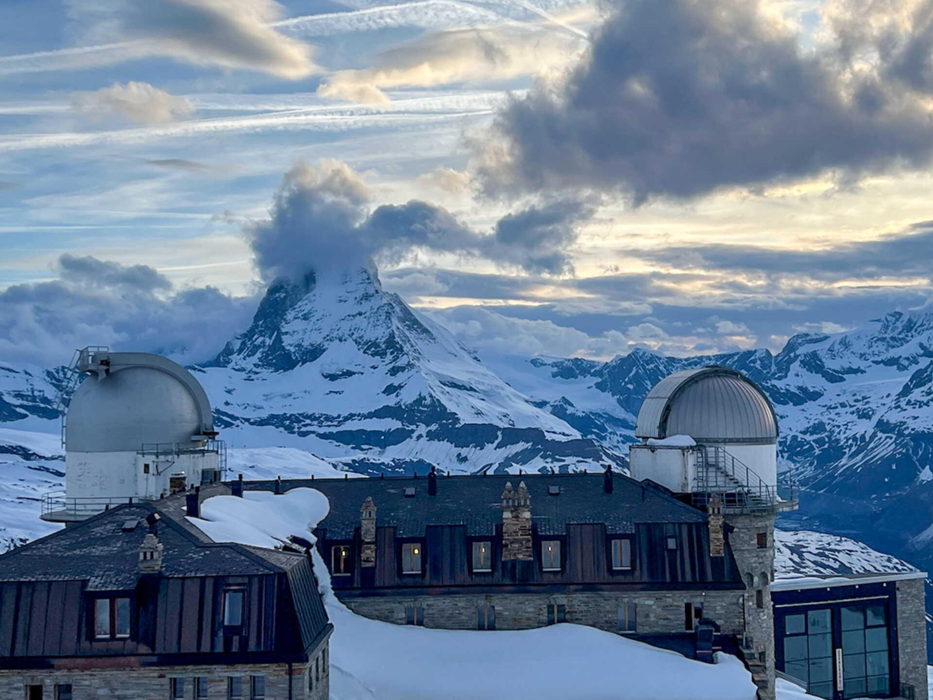 Blick auf das Kulmhotel auf dem Gornergrat mit dem Matterhorn dahinter