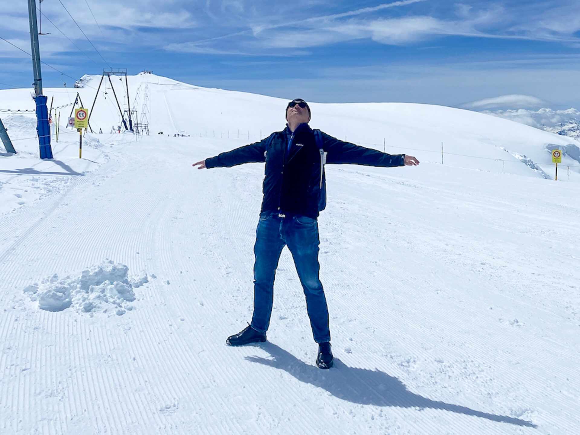Autor Ralf Johnen auf dem Gletscher der Matterhorn Glacier World