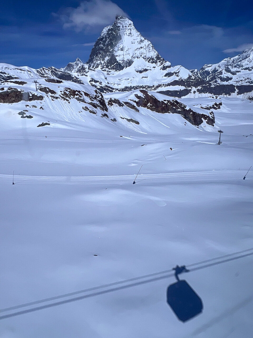 Schatten einer Kabinenbahn vor dem Matterhorn
