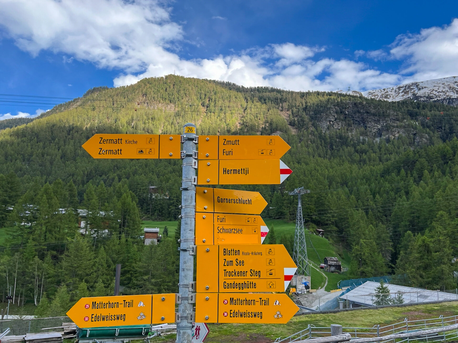 Schilder zu Wanderwegen bei Zermatt