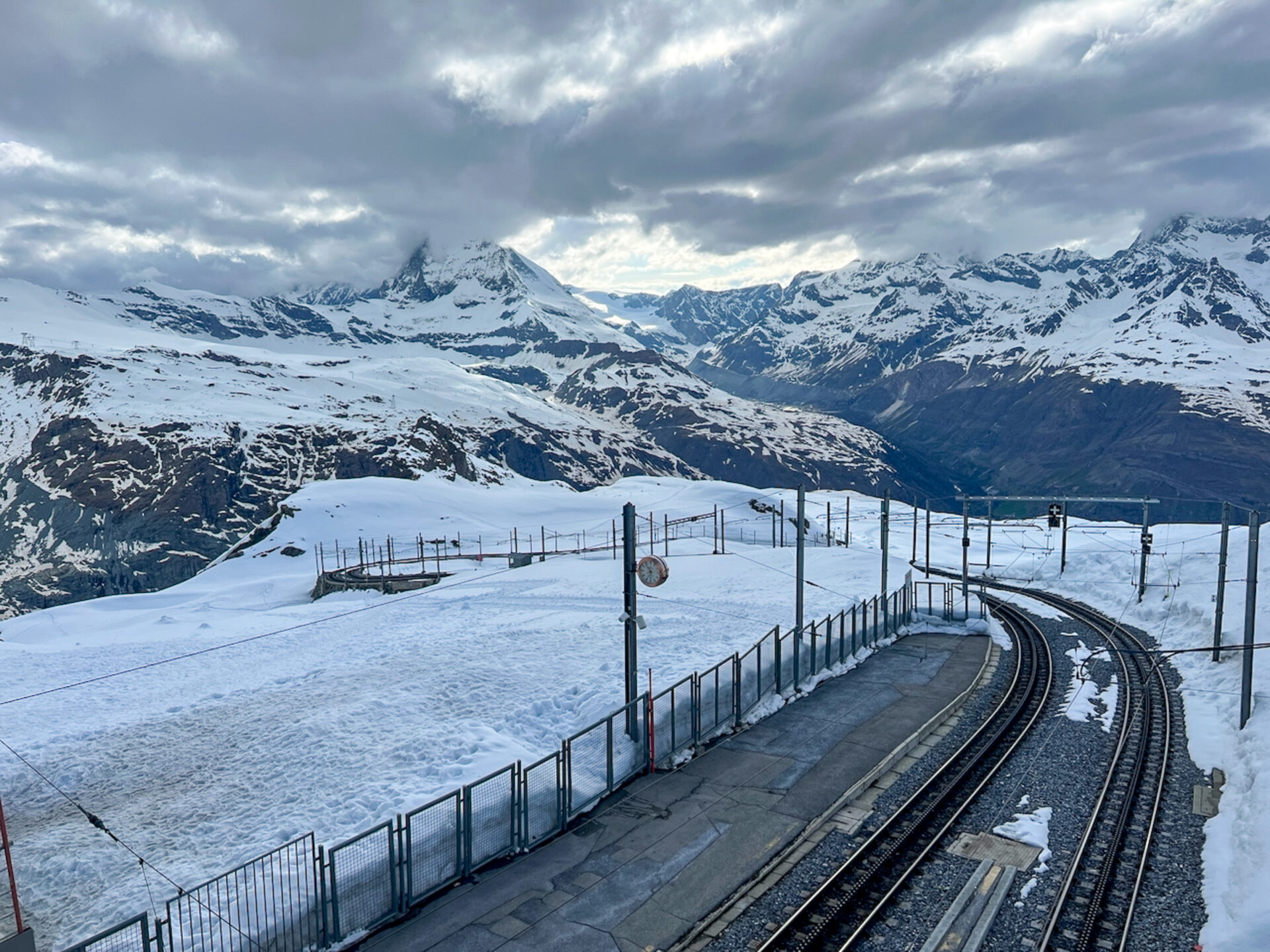 Die Schienen der Zahnradbahn am Gornergrat mit Bergpanorama