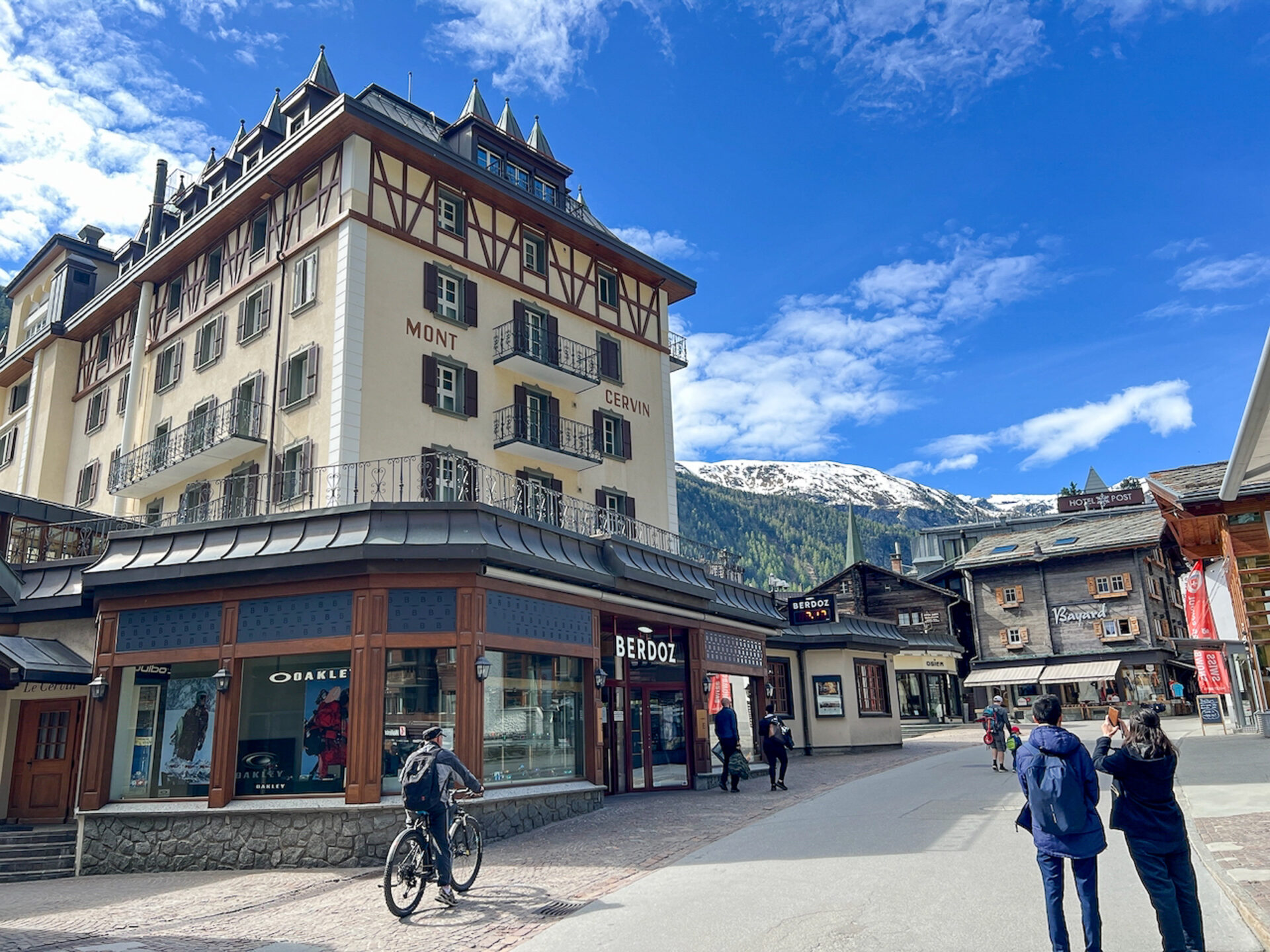 Straßenszene aus dem sommerlichen Zermatt