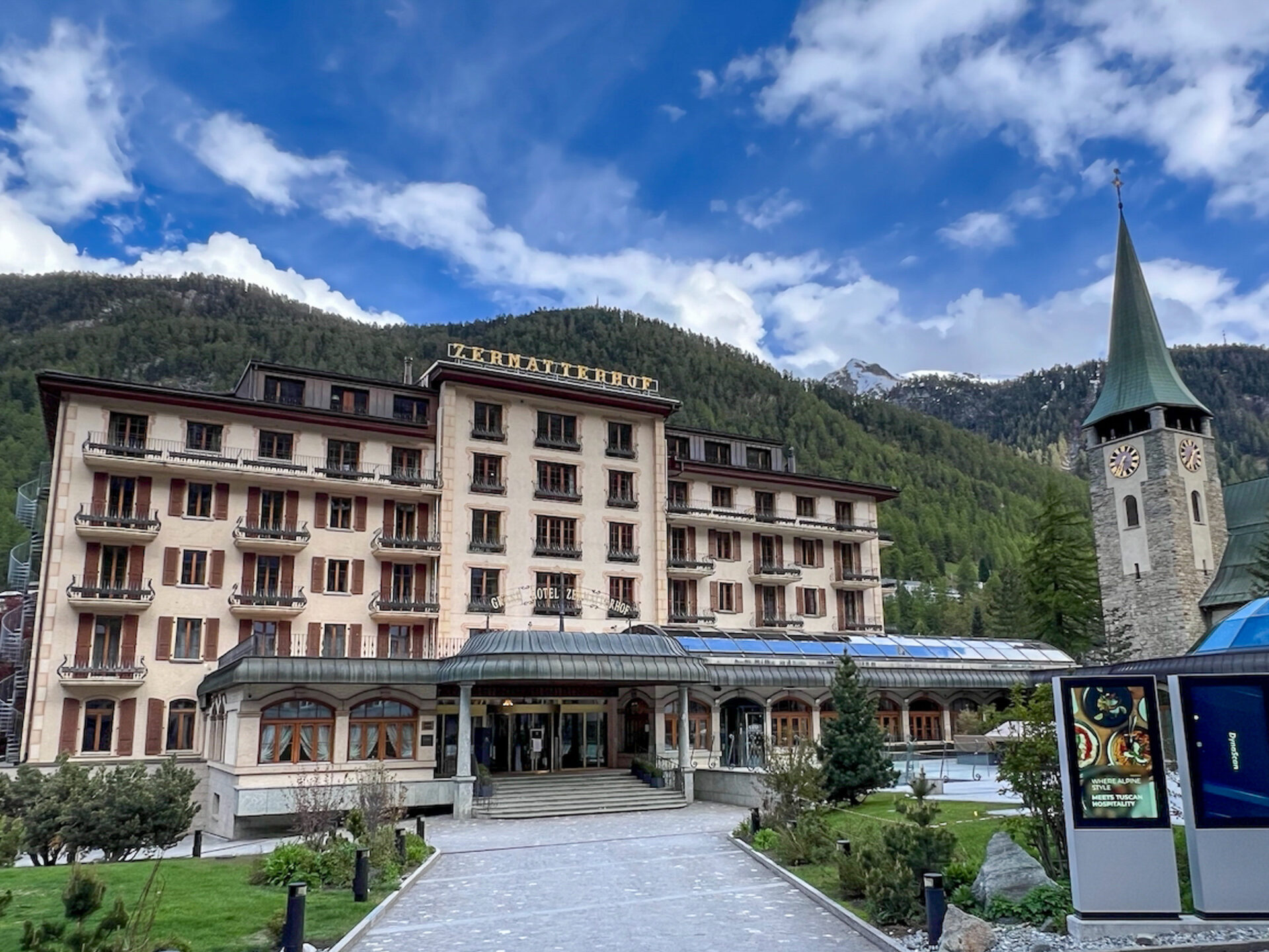 Blick auf das Grand Hotel Zermatterhof